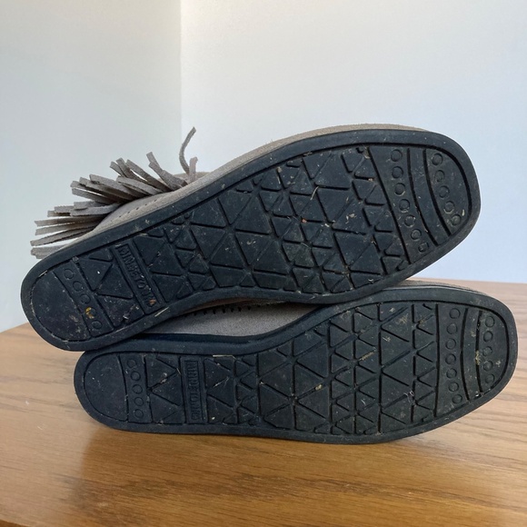 Minnetonka Suede Fringe Moccasin Booties Women's Size 6.5 Tan Suede - Picture 6 of 9